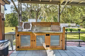A wooden outdoor kitchen with a sink and a built-in cabinet. - 6 Mi to Rainbow Springs! Home w/ Outdoor Space (Ocala)