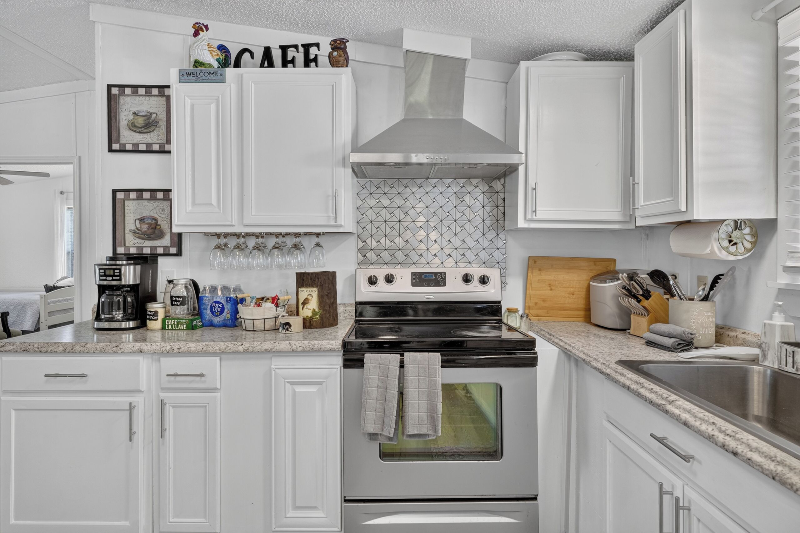 Coffee/tea maker, fridge, microwave, stovetop
