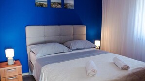 Ein Hotelzimmer mit Bett, Nachttisch und Lampe.