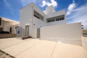 Villa, balcón, vista al jardín | Exterior