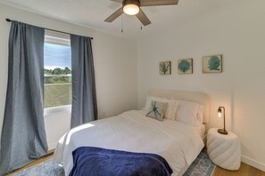 Room - Bike to Lake Michigan! Updated Home in Charlevoix (Charlevoix)