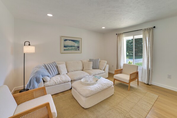 Living area - Bike to Lake Michigan! Updated Home in Charlevoix (Charlevoix)
