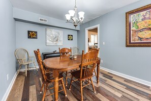 A dining room with a wooden table and chairs, a chandelier, and artwork on the walls. - 9 Mi to Dtwn Charleston! Park Circle Extended Stay (North Charleston)