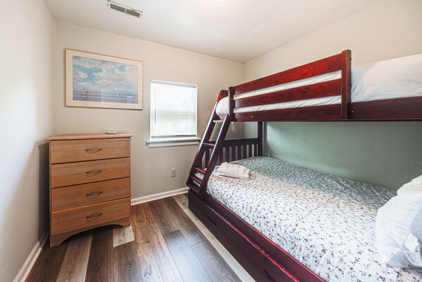3 bedrooms, iron/ironing board, Internet, bed sheets