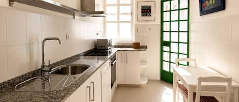 Appartement (4 Bedrooms) | Cuisine privée | Grand réfrigérateur, micro-ondes, four, plaque de cuisson