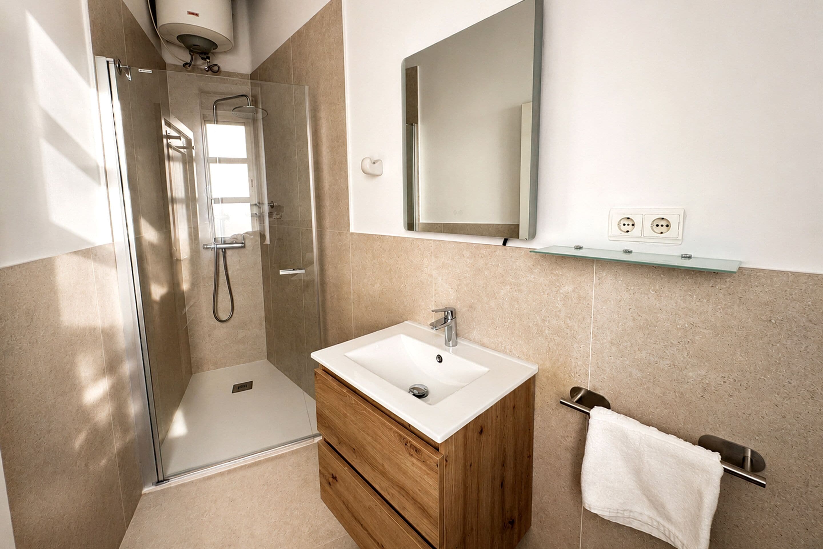 Departamento (4 Bedrooms) | Baño | Regadera, amenidades de baño gratuitas, secadora de cabello, toallas 