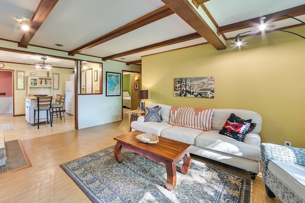 Living area - Boating, Bonfires & Lake Views! Michigan Getaway (Ellsworth)