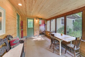 Outdoor dining - Boating, Bonfires & Lake Views! Michigan Getaway (Ellsworth)