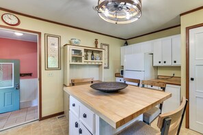Dining - Boating, Bonfires & Lake Views! Michigan Getaway (Ellsworth)