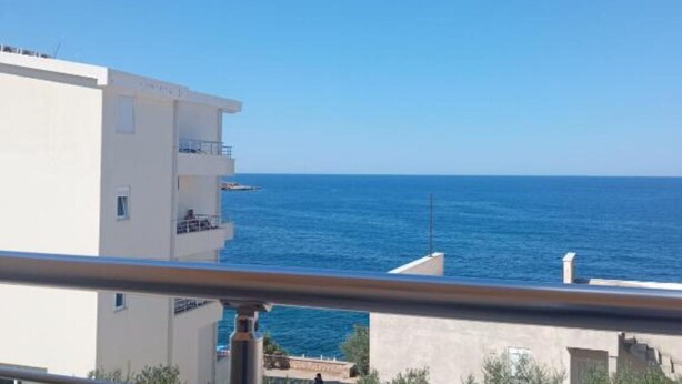 A coastal building with balconies overlooking the sea. - Apartments Lux Lukić Utjeha - Triple Room (Utjeha)