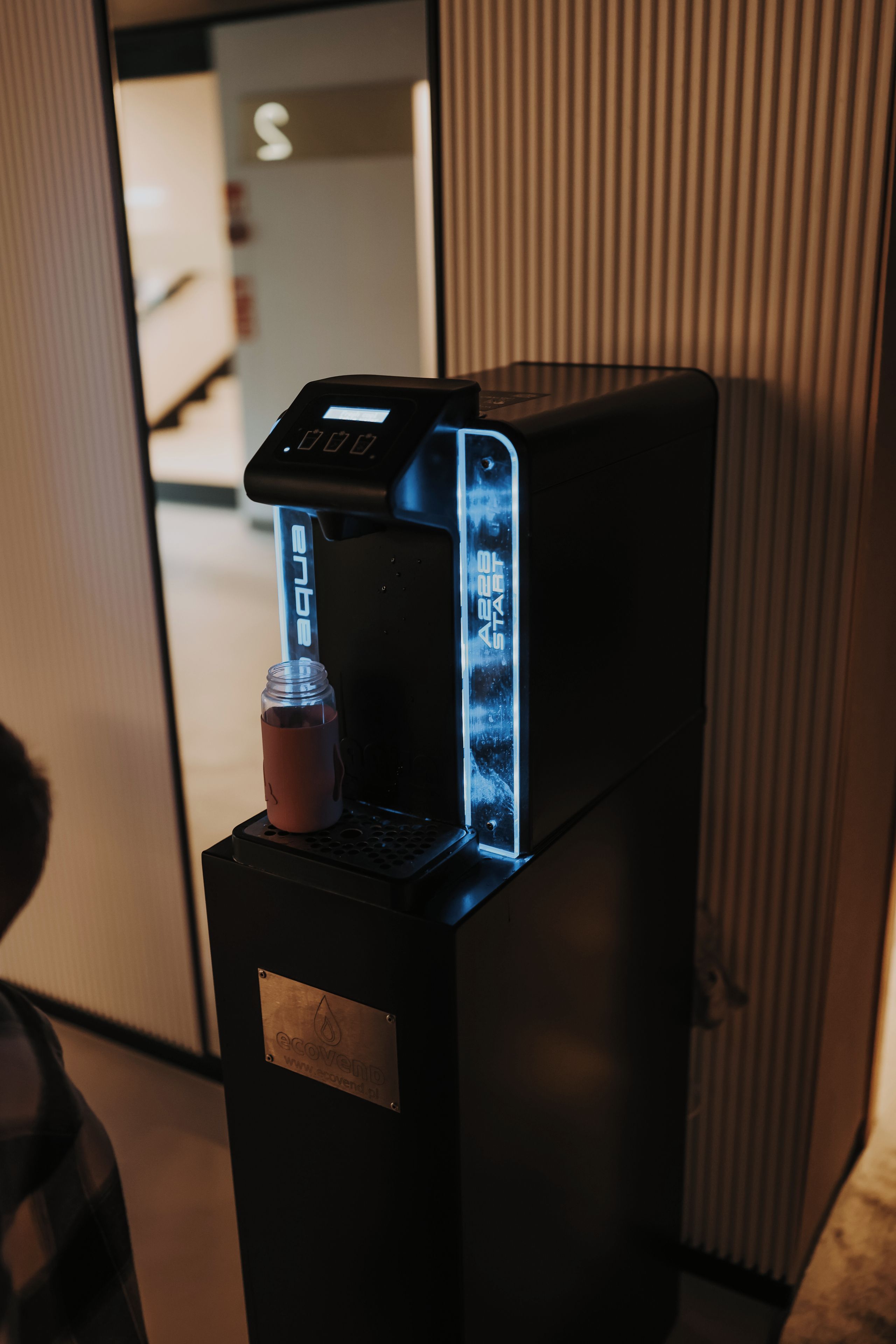Una macchina per caffè con un display digitale e un serbatoio per l'acqua.