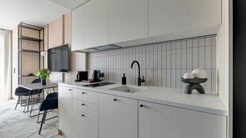 Departamento clásico, balcón, vista al parque | Cocina privada | Refrigerador, microondas, parrilla de estufa y lavavajillas
