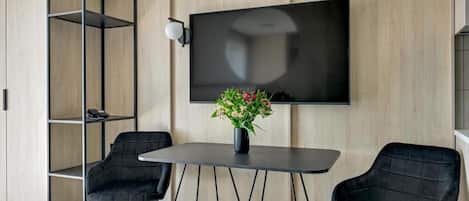 Apartamento clássico, sacada, vista para o parque | Ferros/tábuas de passar roupa, Wi-Fi de cortesia