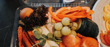 A meal with various vegetables and fruits.