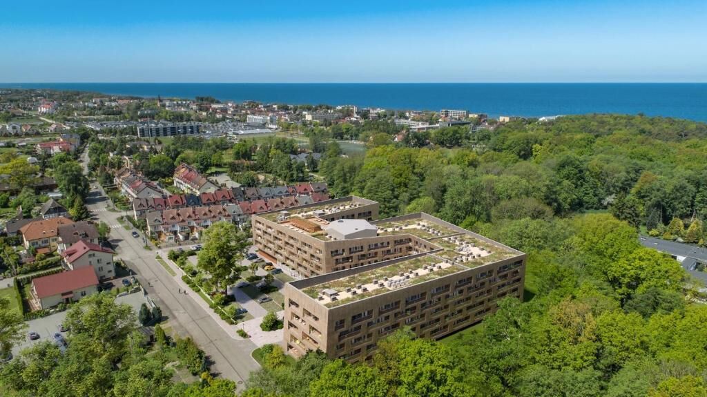 Zona residencial con un edificio destacado que tiene terraza plana.