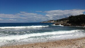 A coastal landscape with waves, a rocky shoreline, and a clear sky. - Casa Mila Apartments - Studio apartment with sea view (Ulcinj)