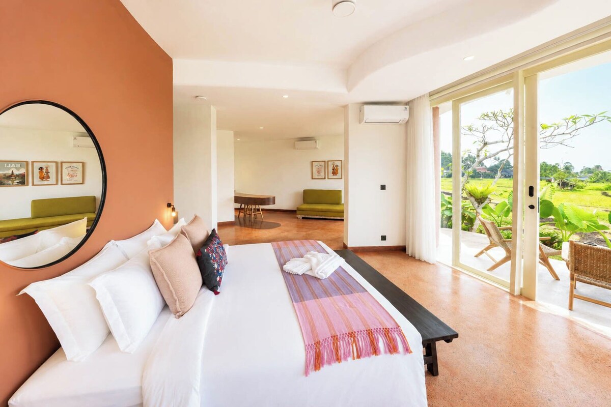 Grand One Bedroom | Minibar, WiFi (free), bed sheets