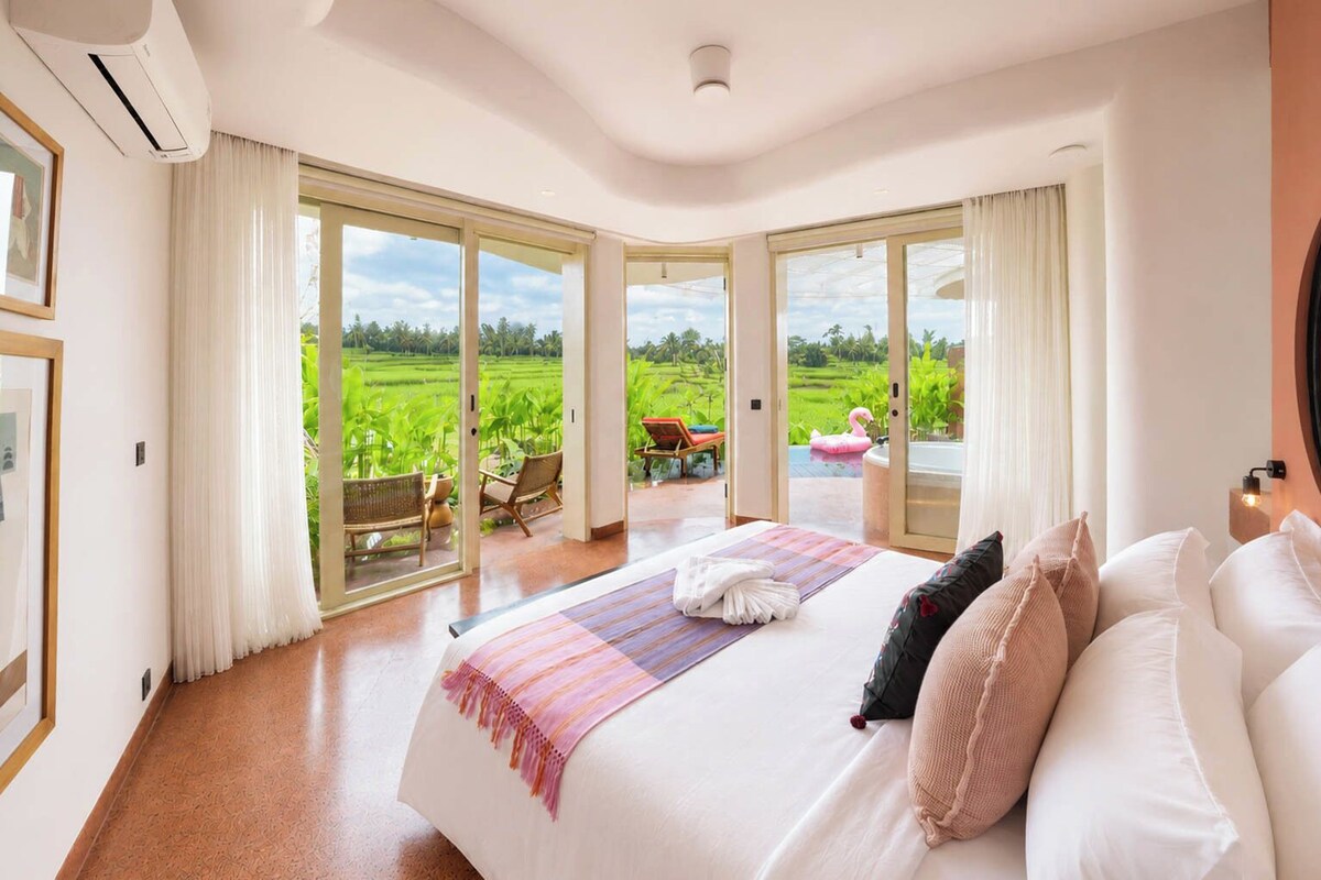One Bedroom Deluxe | Minibar, WiFi (free), bed sheets
