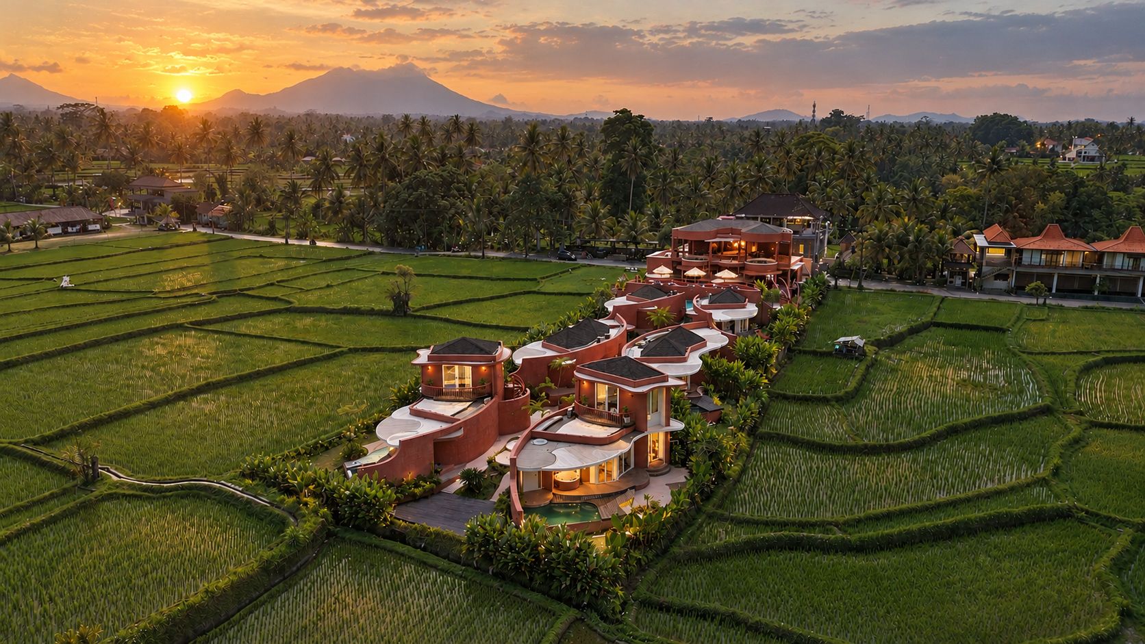 Un resort con varias villas, terrazas de campos de arroz y una montaña al fondo.