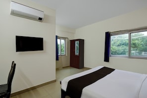 Desk, WiFi (free), bed sheets - Collection O Atlas DLF Formerly Hillside (Hyderabad)