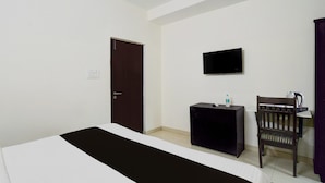 Desk, WiFi (free), bed sheets - Collection O Atlas DLF Formerly Hillside (Hyderabad)