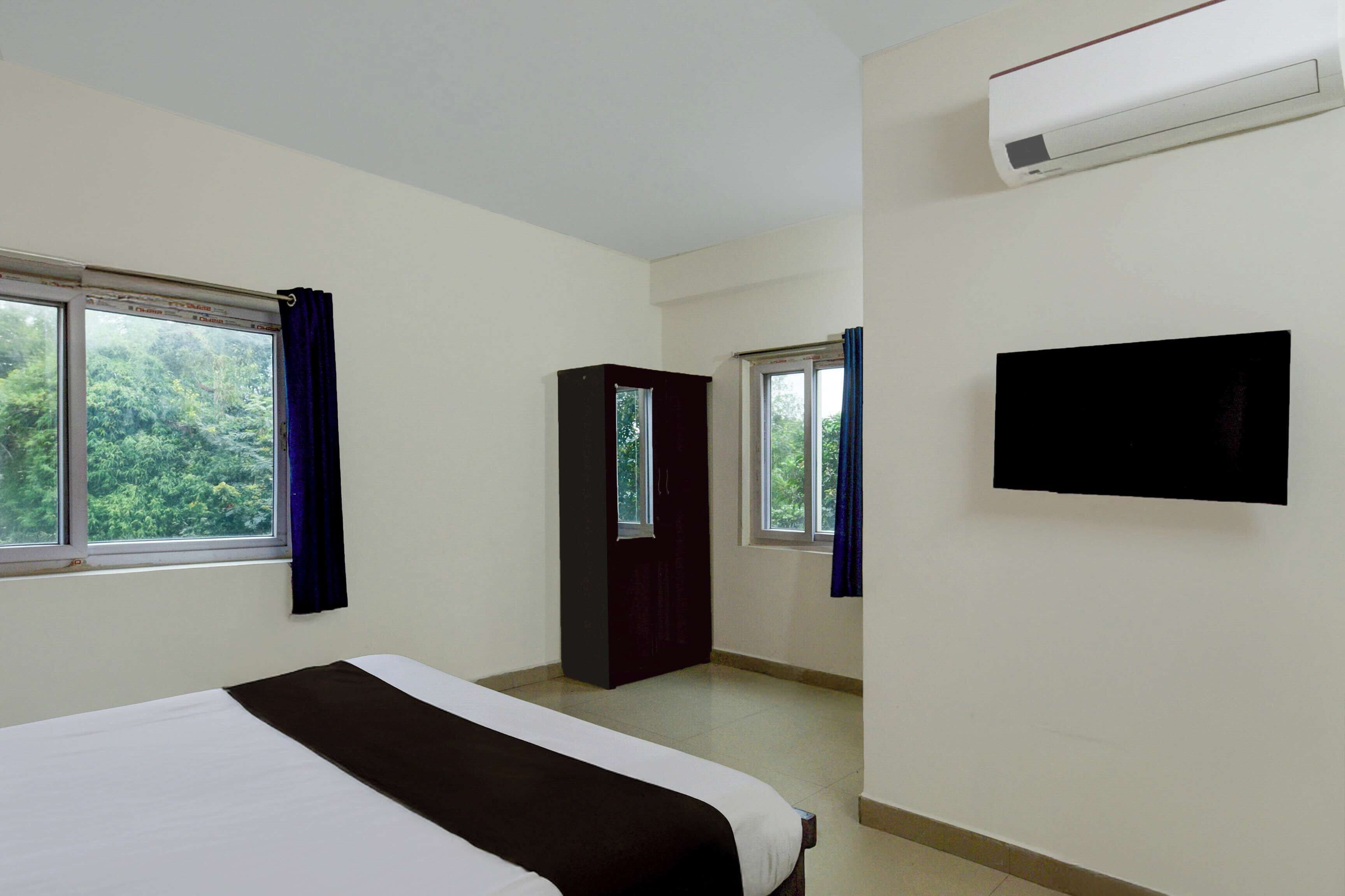Desk, WiFi (free), bed sheets