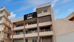 Un edificio de varios pisos con un letrero que dice 'Collection Company-Serviced'.