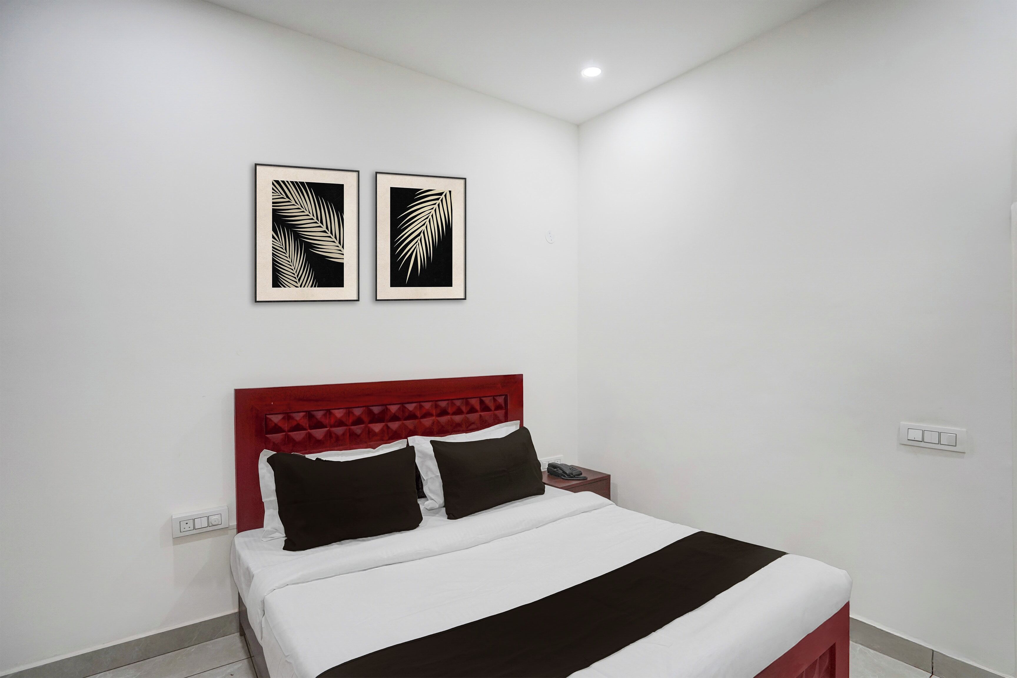Escritorio, tabla de planchar con plancha, wifi gratis y ropa de cama 