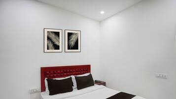 Escritorio, tabla de planchar con plancha, wifi gratis y ropa de cama