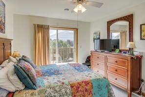 Room - Yellowstone Basecamp! Emigrant Home w/ Mtn Views (Emigrant)
