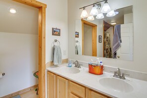 Bathroom - Yellowstone Basecamp! Emigrant Home w/ Mtn Views (Emigrant)