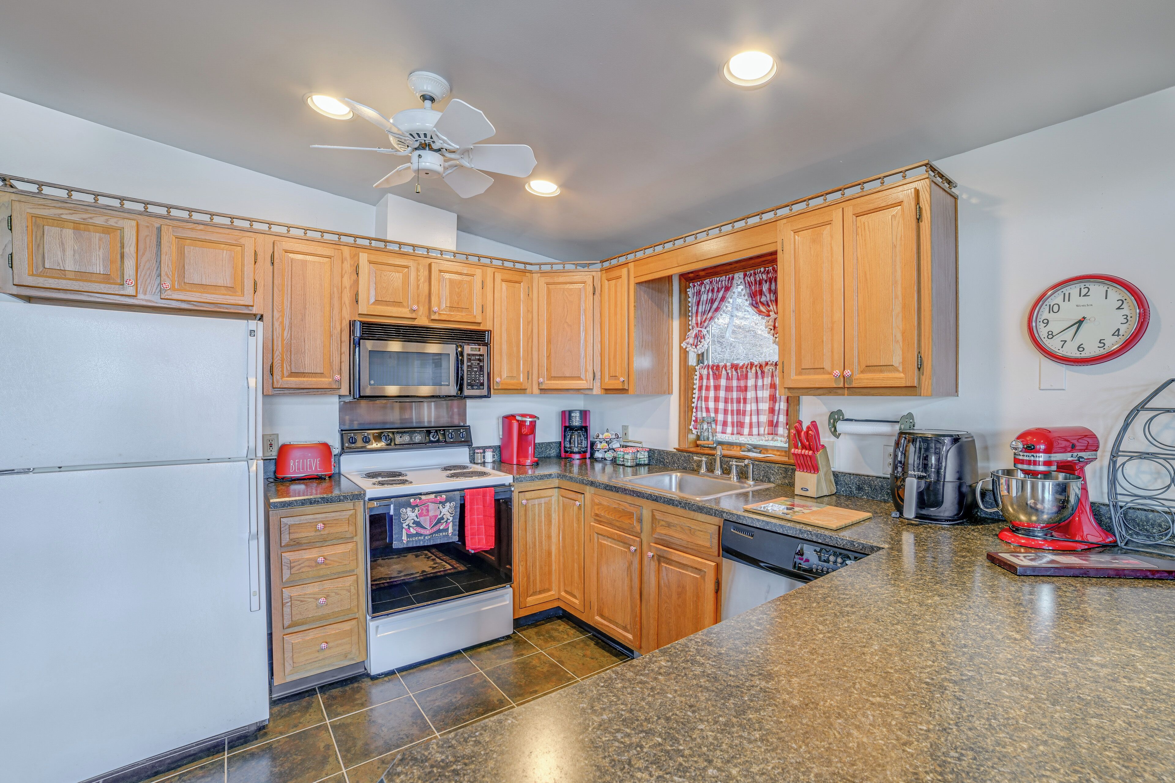 Coffee/tea maker, fridge, microwave, stovetop