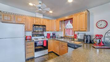 Coffee/tea maker, fridge, microwave, stovetop