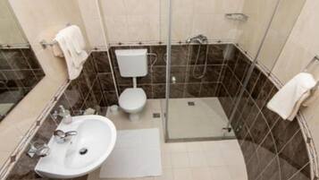 Un baño con lavabo, inodoro y ducha.