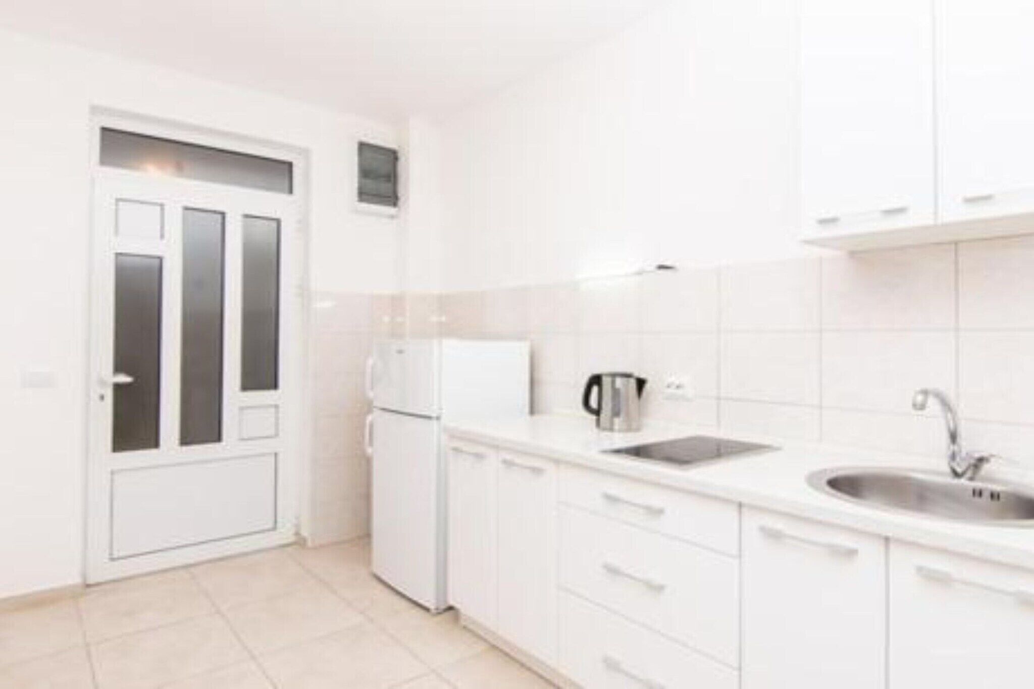 Geladeira, micro-ondas, cooktop, lava-louças