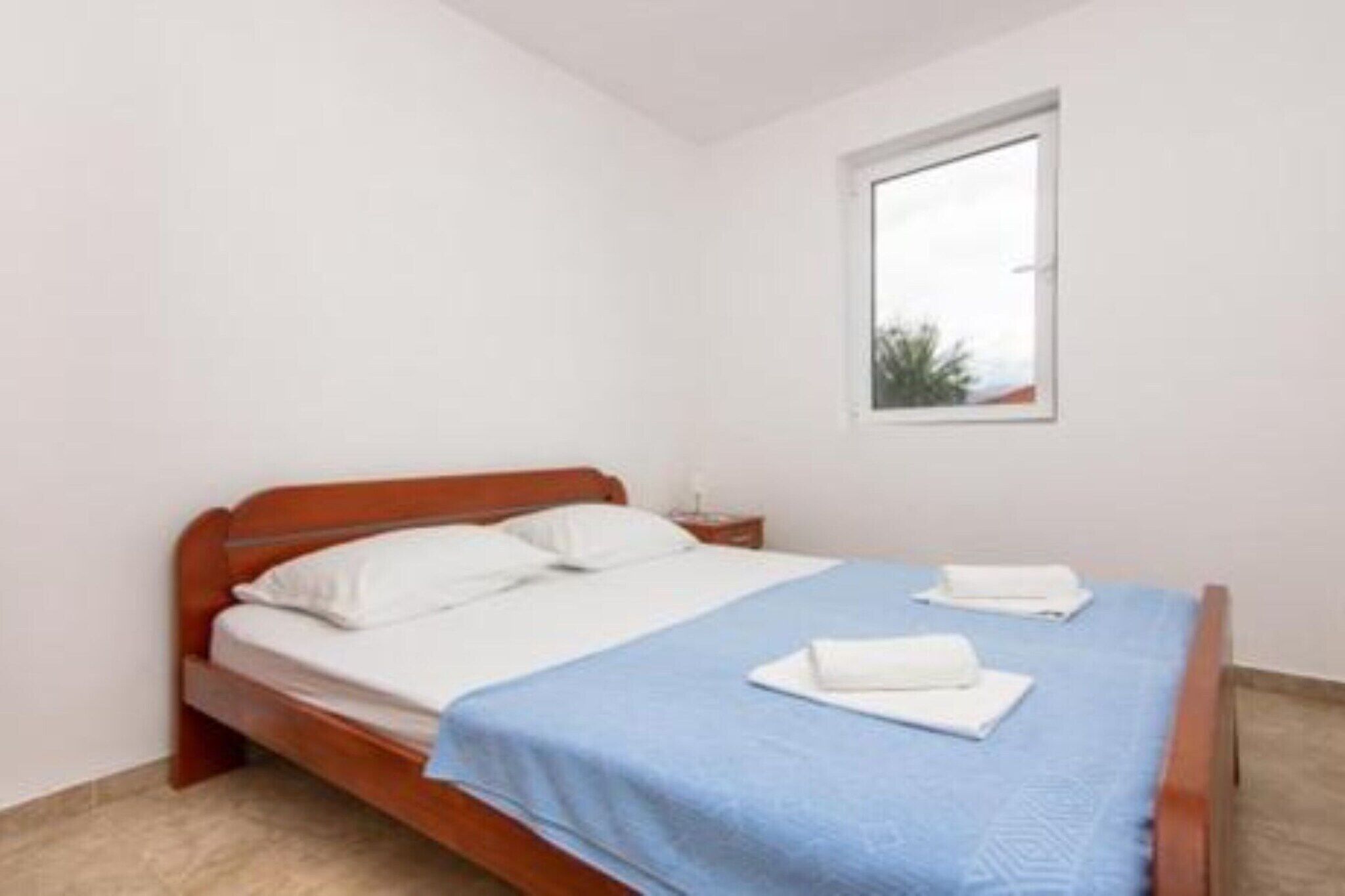 1 quarto, ferros/tábuas de passar roupa, berço de viagem