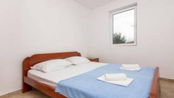 1 bedroom, iron/ironing board, travel cot, free WiFi