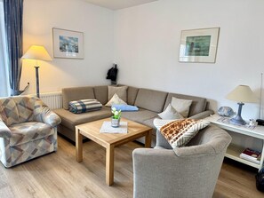 Fernseher, DVD-Player, Stereoanlage