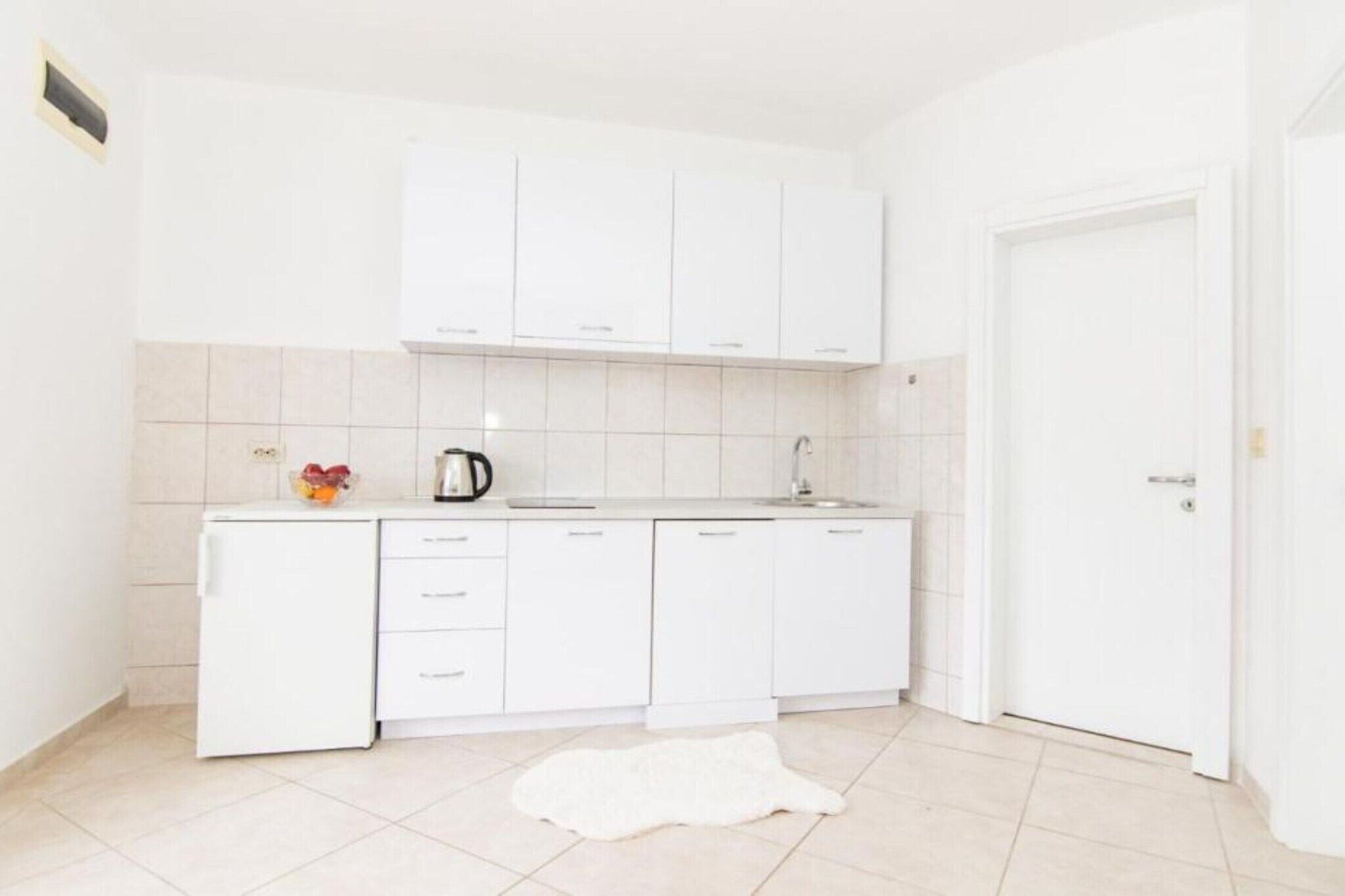 Kühlschrank, Mikrowelle, Herdplatte, Esstisch