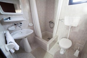 A bathroom with a sink, toilet, shower, and a mirror. - Guest House 4M Gregović - Triple bed Studio 4 (Petrovac na Moru)