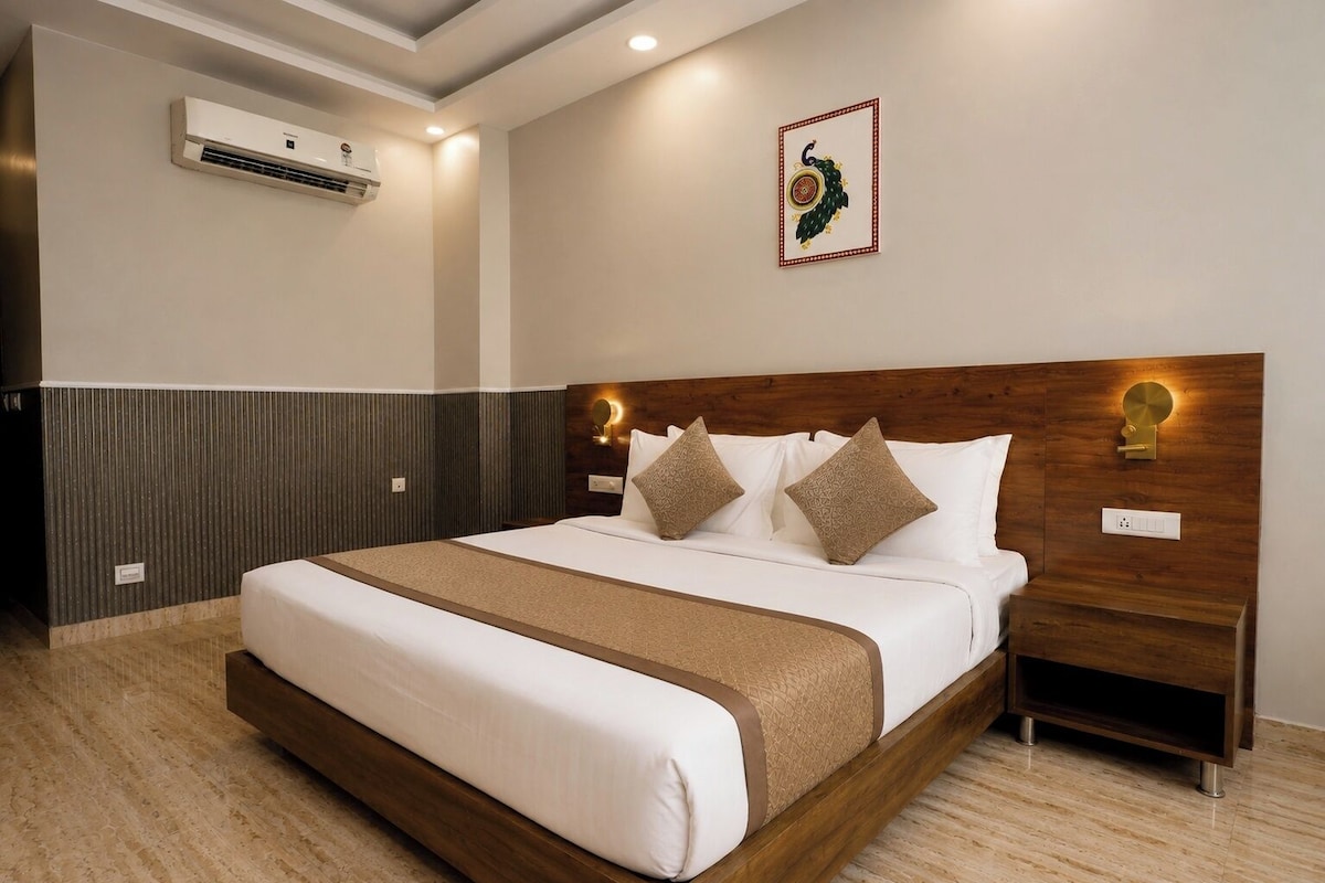Iron/ironing board, WiFi (free), bed sheets