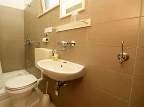 A bathroom with a toilet, sink, and shower. - Coastal Breeze House - House (Selca)