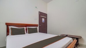 Classic Room | Desk, WiFi (free) - Super Collection O Manikonda (Hyderabad)