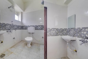 Habitación clásica | Baño | Artículos de higiene personal gratuitos, toallas, jabón y champú