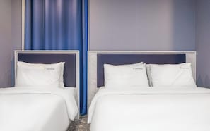 Two beds with headboards, white bedding, and a blue curtain. - Gijang Ilgwang The Muse Hotel (Busan)