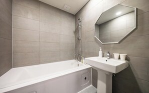 Quarto casal superior | Banheiro | Secador de cabelo, toalhas de banho, shampoo, papel higiênico