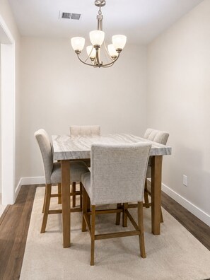 Dining - A Cozy & Modern Stay (Shawnee)