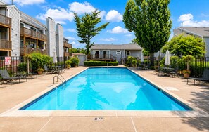 Pool - A Cozy & Modern Stay (Shawnee)