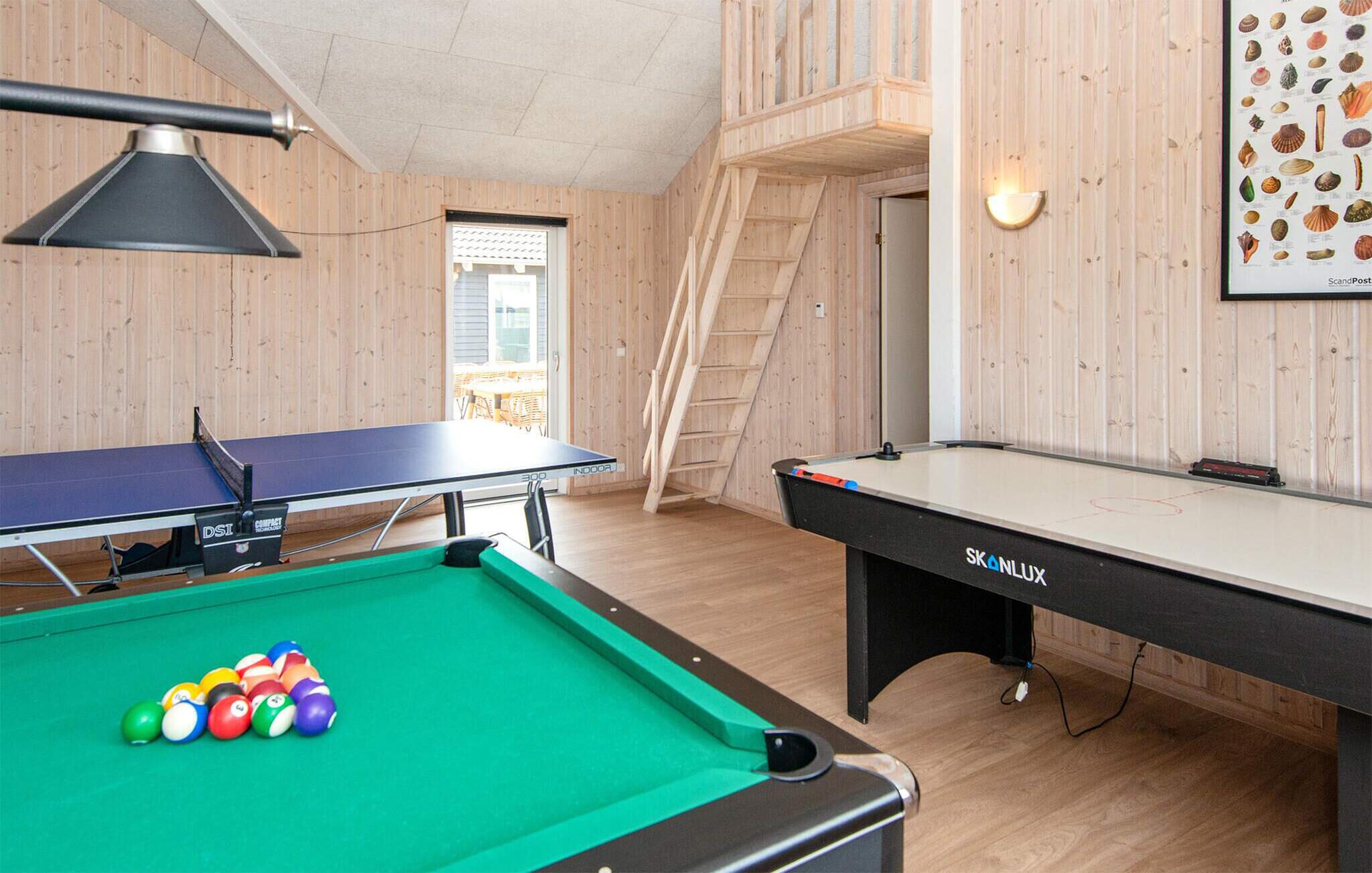 Een pooltafel met een groene viltkleed en een poolkeu, een tafeltennistafel, en een biljarttafel met een witte viltkleed.