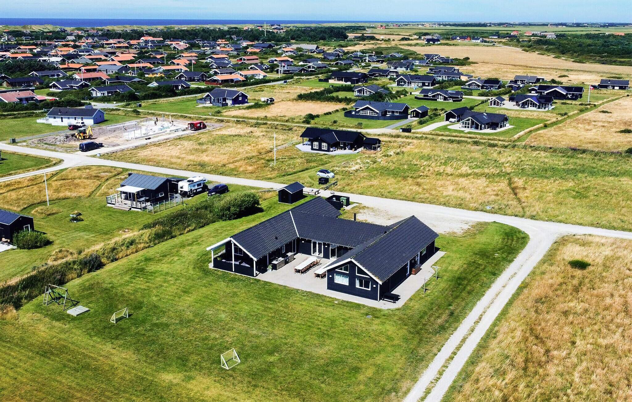 Et boligområde med huse, veje og åbne marker.